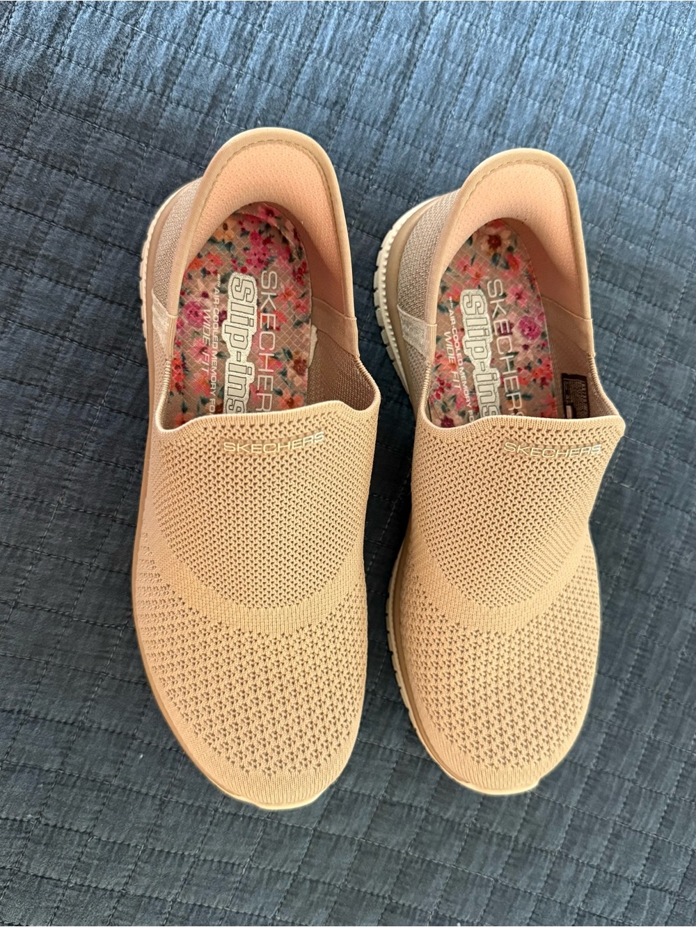 Sketchers Slip-Ins Women’s 7W. Beige/Taupe Knit Walking Shoes.